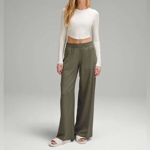 Lululemon Swift Mid-Rise Wide-Leg Pant in Army Green